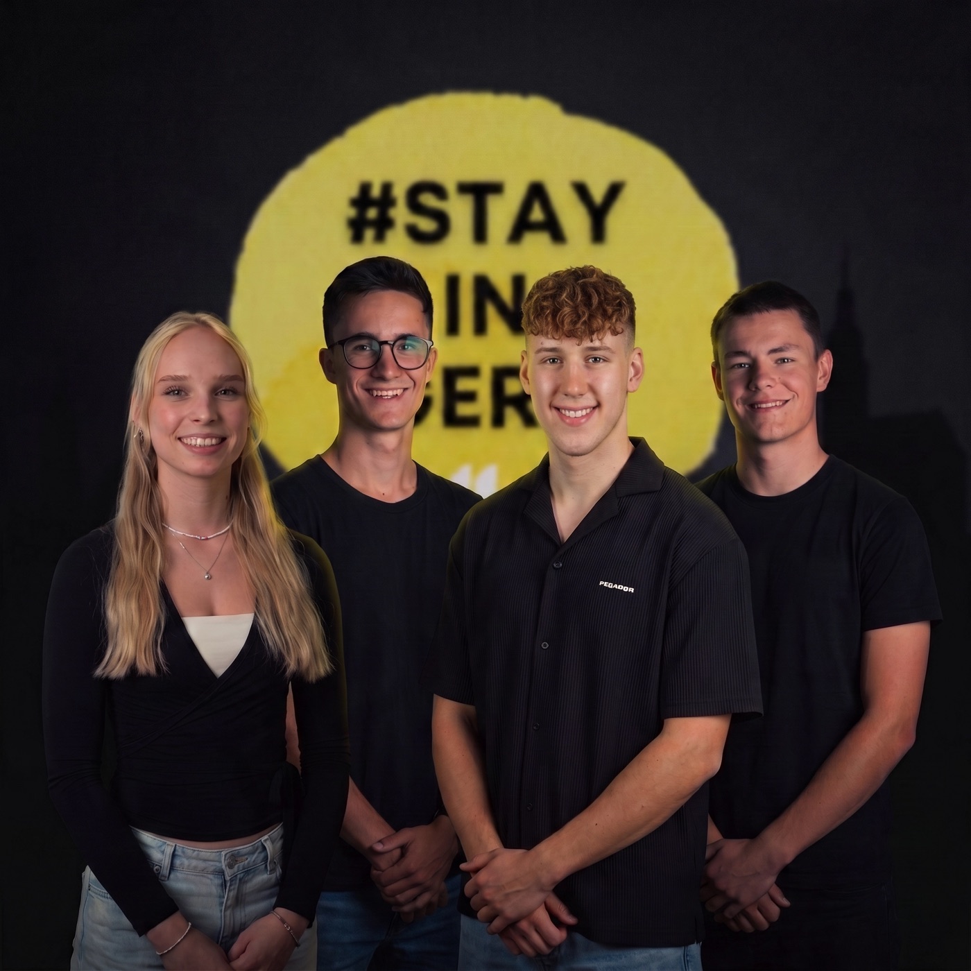 Das Team von 07545 Media vor dem Stay in Gera Logo
